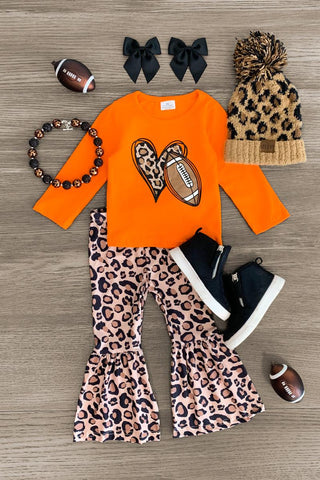 Top naranja de volantes con balón y pantalón de fuelle con estampado de leopardo a juego