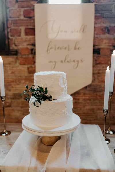 Rachel and Andrew's traditional wedding cake