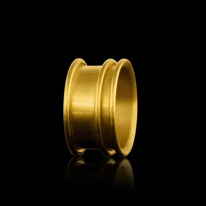 A 22k gold ring with three rounded raised lines. 