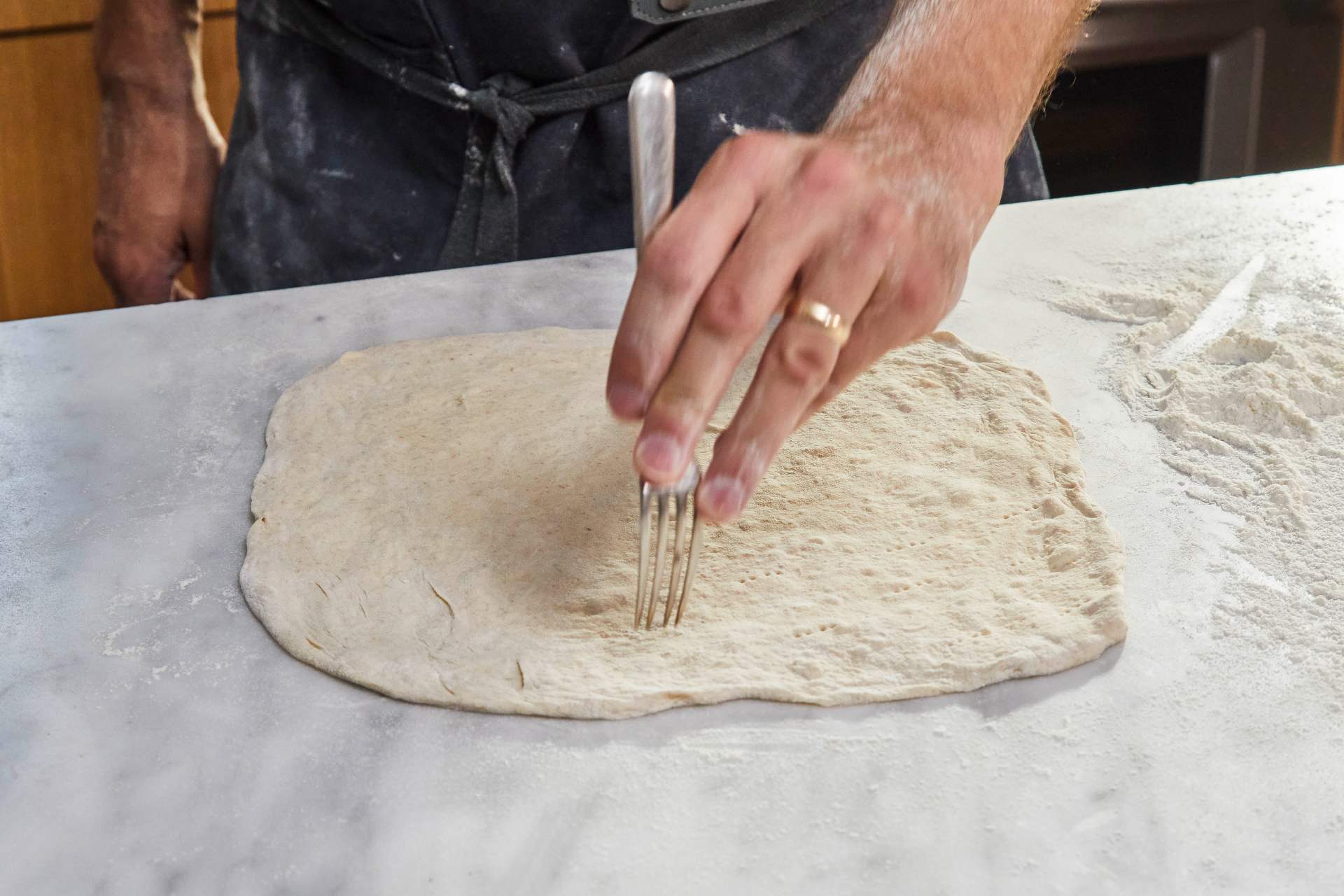 “Pizza crostini” à la ricotta et aux broccolinis marinés