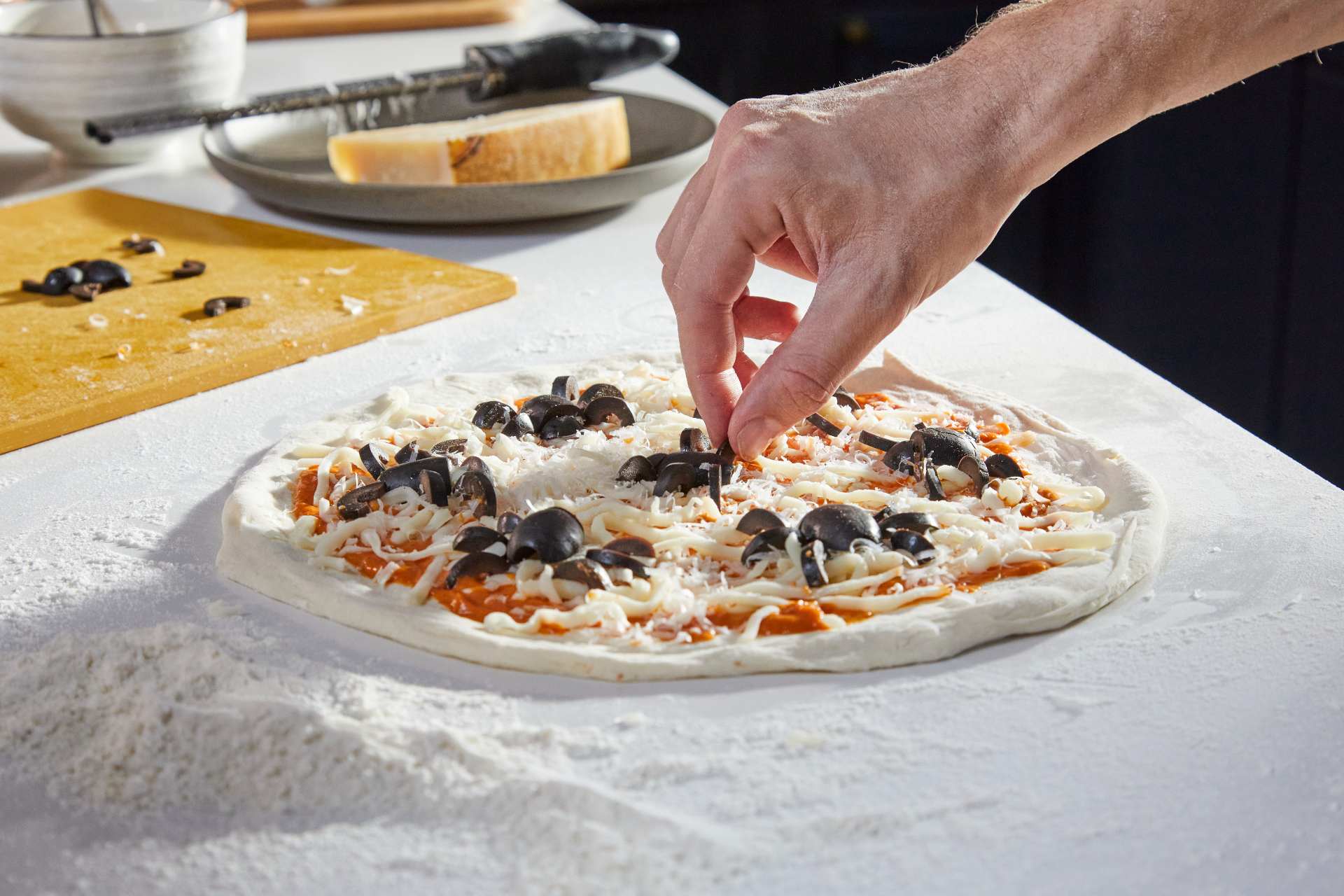 Pizza "araignée" aux olives et sa sauce à la vodka