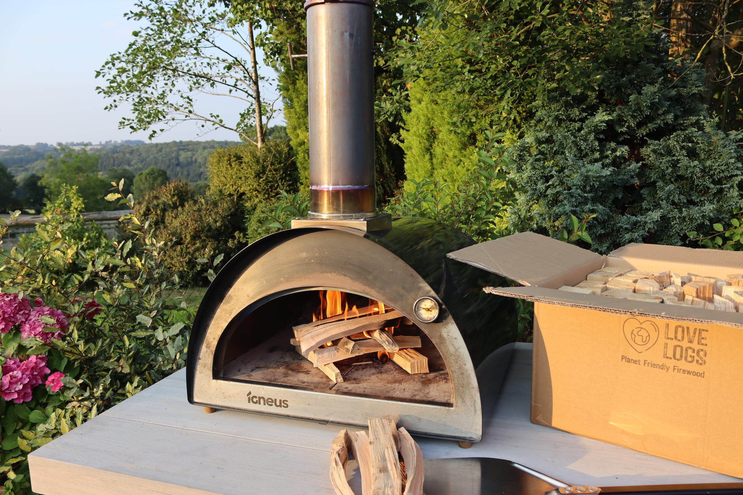 https://cdn.shopify.com/s/files/1/0408/6677/5207/files/How_to_light_your_wood_fired_oven_4.JPG?v=1599056057