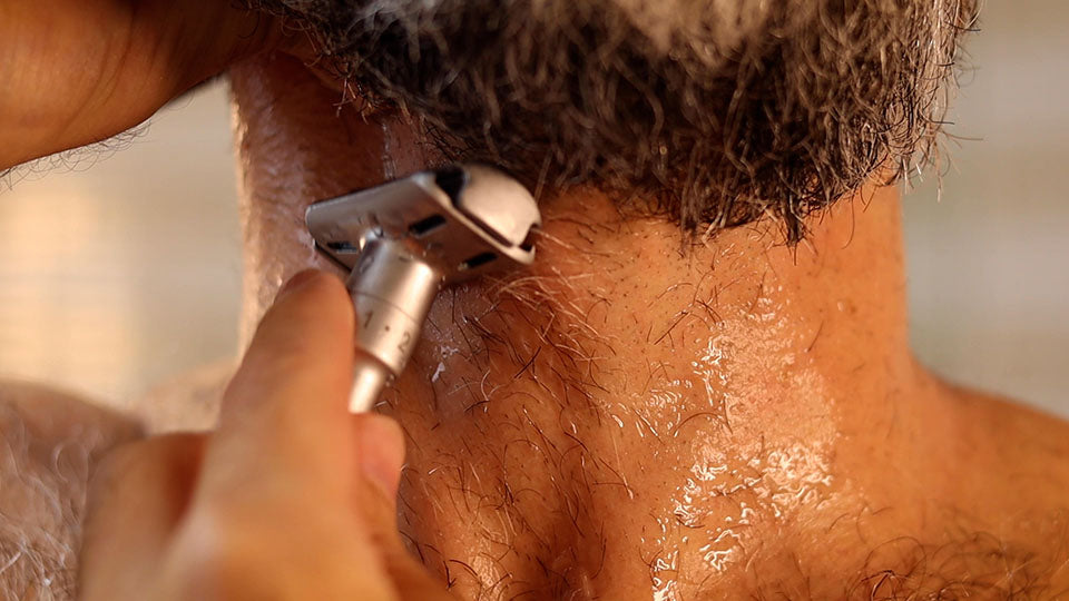 Aparando a barba, fazendo a linha do pescoço