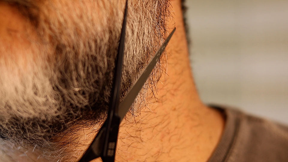 Aparando a barba com tesoura