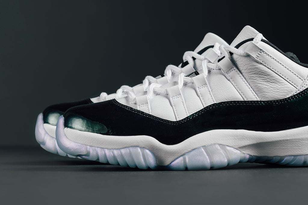 air jordan 11 low iridescent