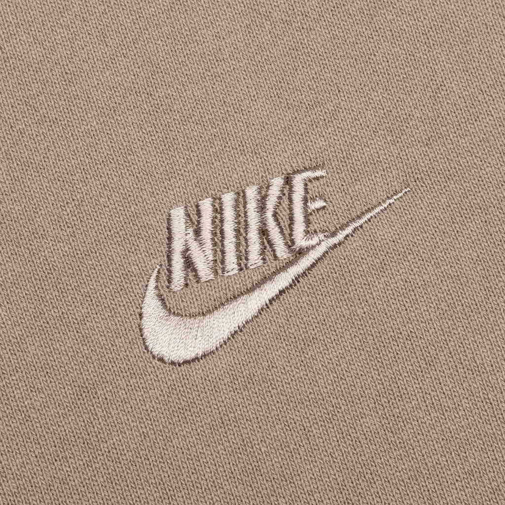 Nike Sportswear Classic Fleece Crew - Sandalwood/Khaki – Feature