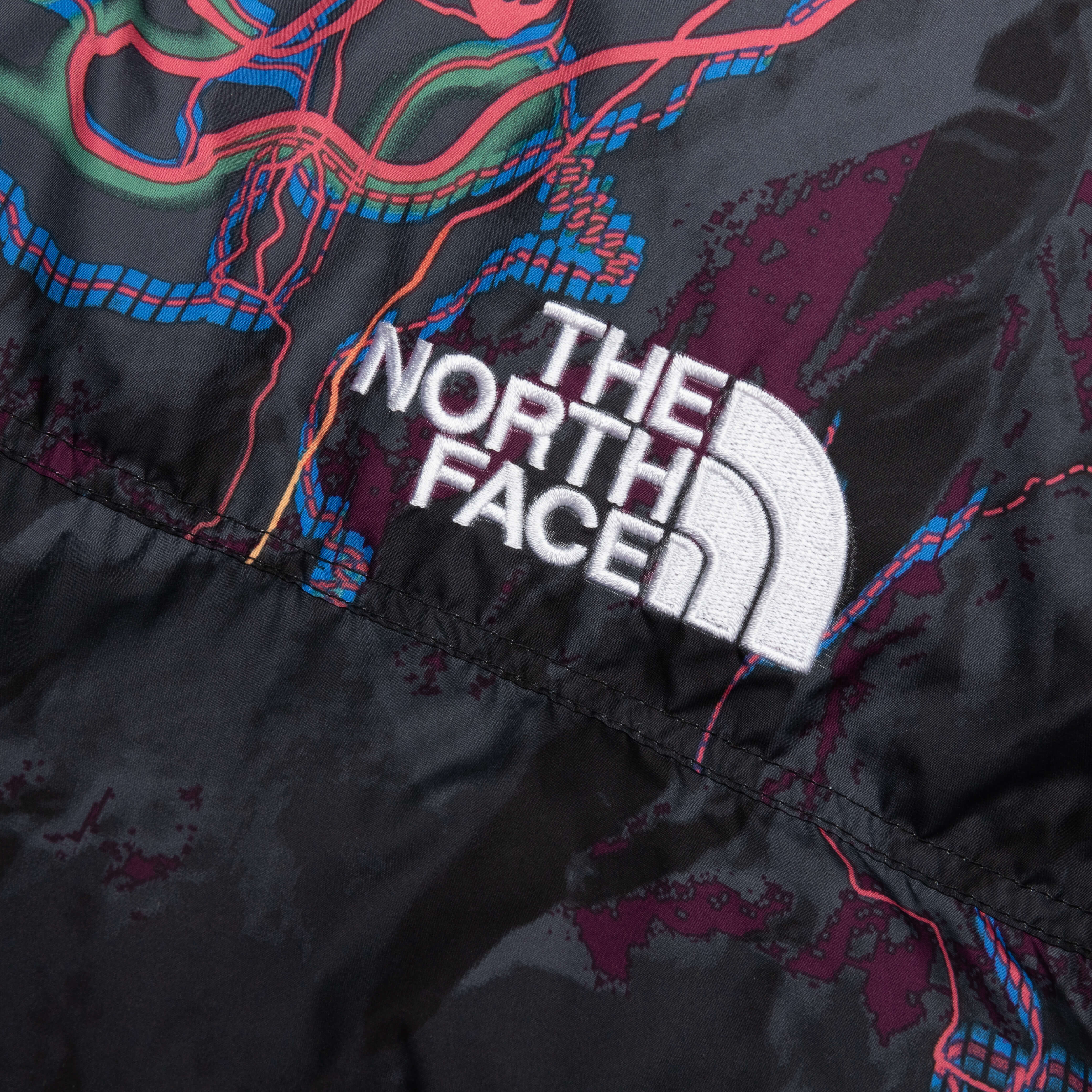 1996 Retro Nuptse Jacket - TNF Black Trail Glow Print – Feature