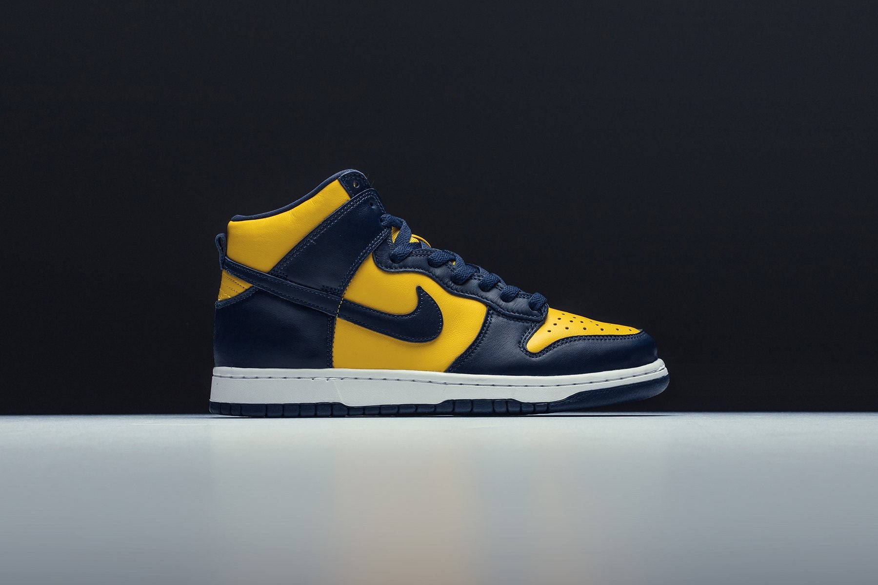 nike dunk hi sp varsity maize & navy