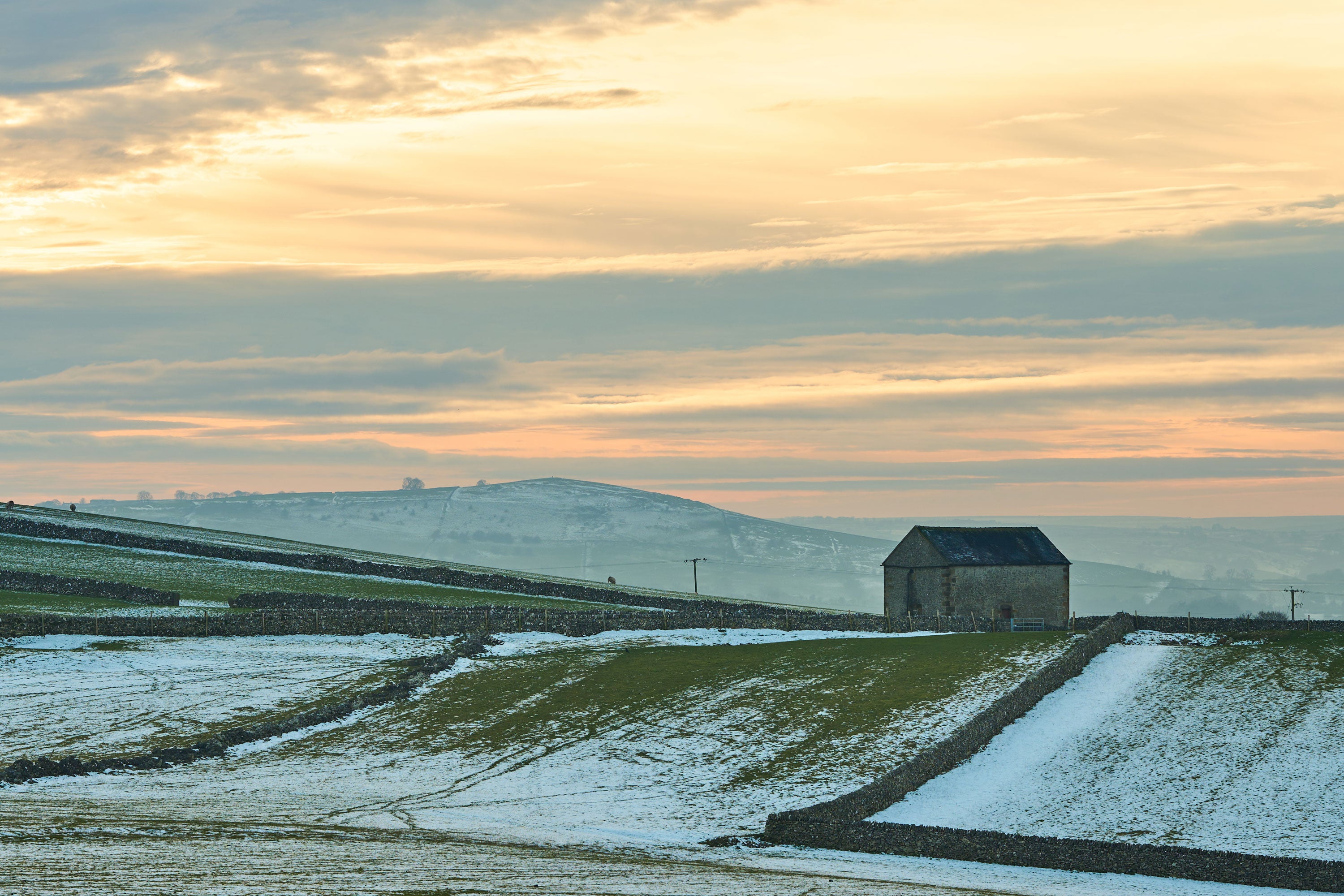 Ein altes Gebäude in einer schneebedeckten Landschaft