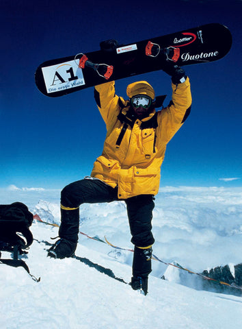 Stefan Gatt mit seinem Snowboard auf dem Mount Everest