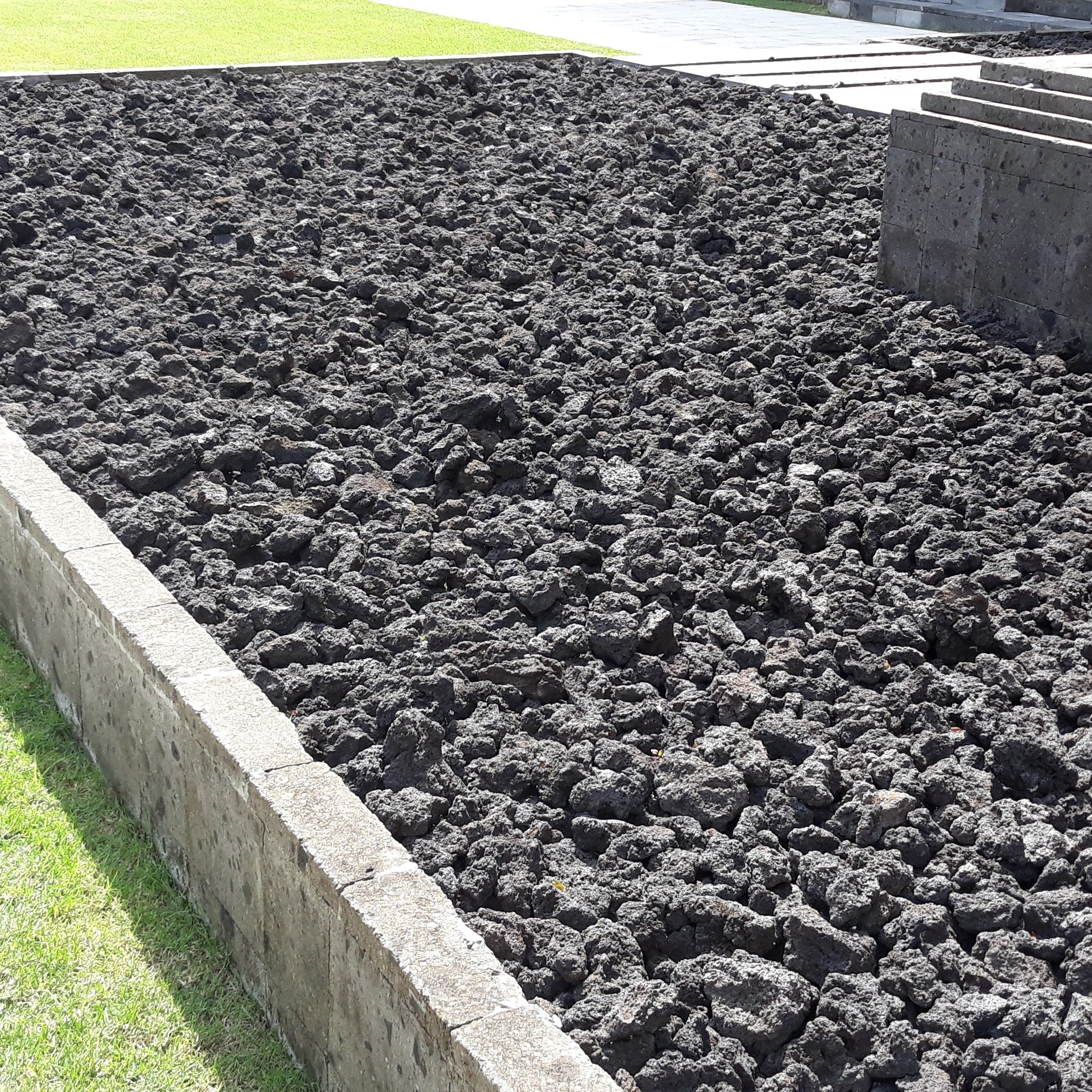 Lava Rocks Landscaping Volcanic Rock For Garden The Pros And Cons Of Lava Rock As Mulch Some 8150