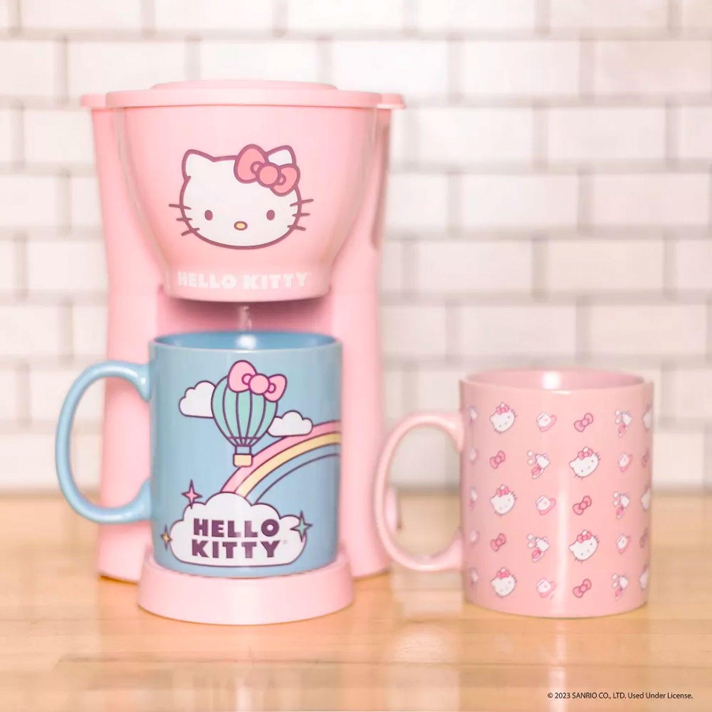 https://cdn.shopify.com/s/files/1/0409/4971/1001/files/hello-kitty-sanrio-single-cup-coffee-maker-with-mugs2_1445x.jpg?v=1699984973