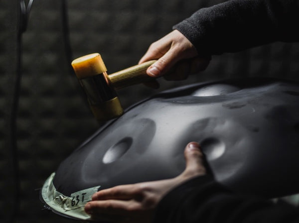 Wir von Handpan.World bieten einen Handpan Retune-Service an. Unser Handpan Maker Ramon stimmt ein Handpan Drum Instrument nach.