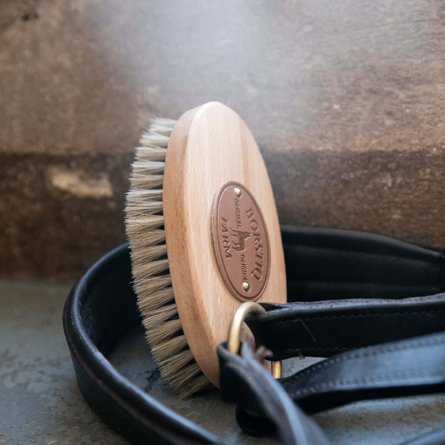 Horse Brush Banana Shaped from Borstiq - Hogstaonline