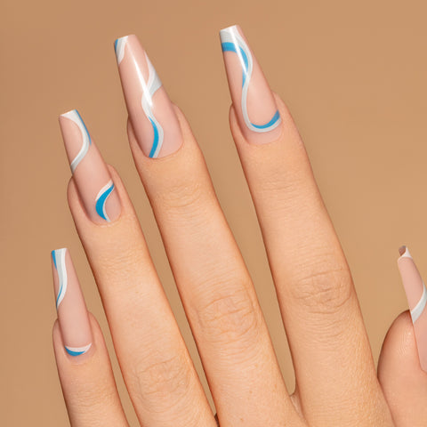 Expressive nail design in the evening: With Naild, replacing artificial nails is quick and easy.