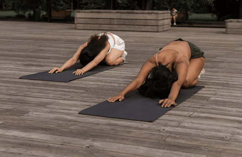 Yoga de duas pessoas: conheça a prática e aproveite os benefícios – Fleurity