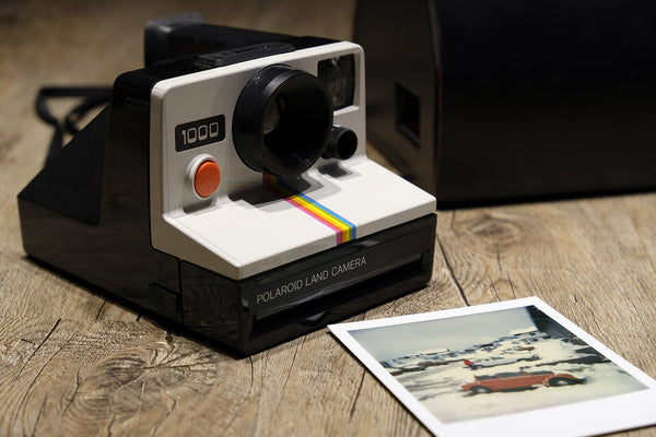 Alte Polaroid Kamera mit einem Foto