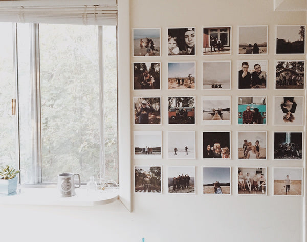 Polaroid Bilder in einer Rasterhängung an die Wand hängen