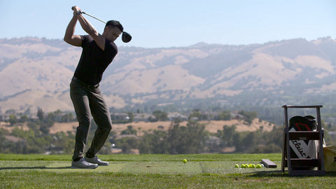 hombre, golfista, balanceo, en, campo de golf