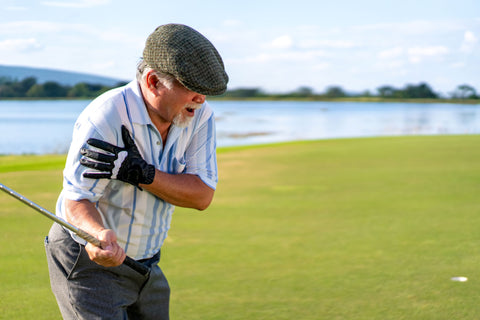 hombre golfista dolor en el hombro al hacer pivotar