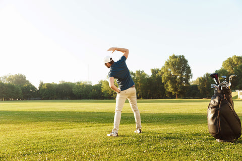 hombre estirandose antes del golf