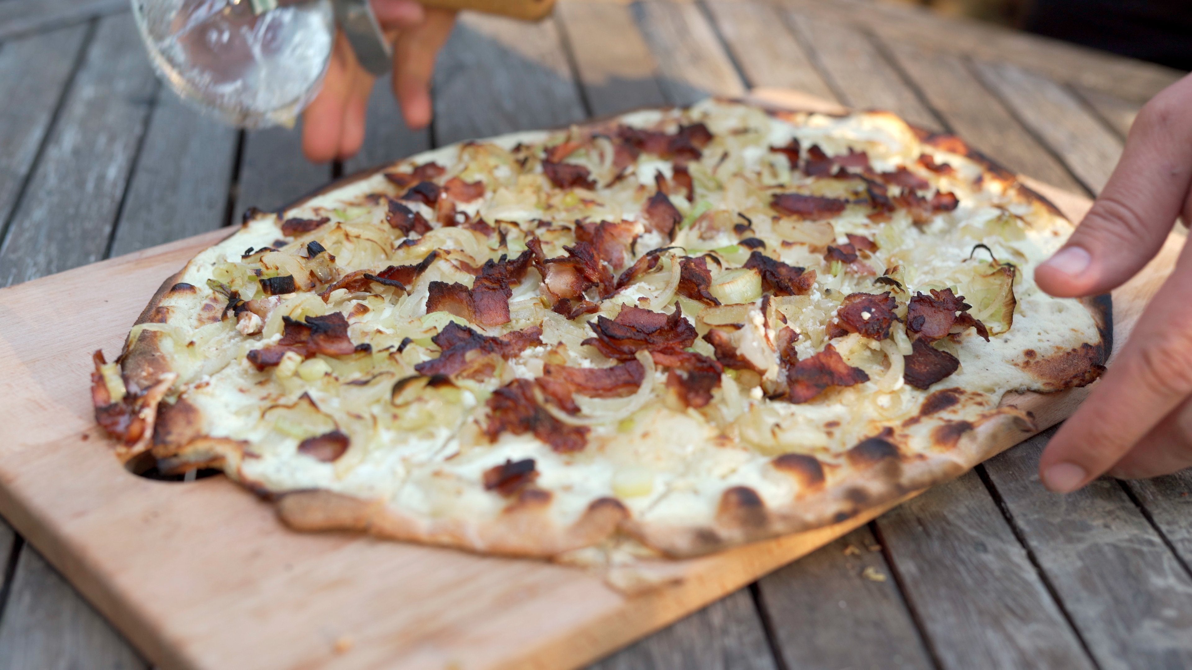 Rezept für traditionellen elsässer Flammkuchen — Ooni DE