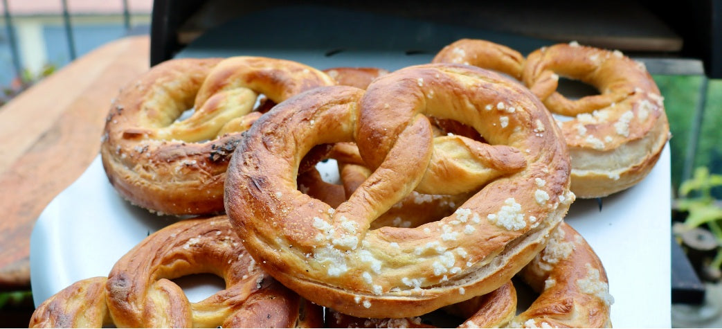 Sauerteig-Brezel mit Bier-Obatzda Rezept - Ooni DE