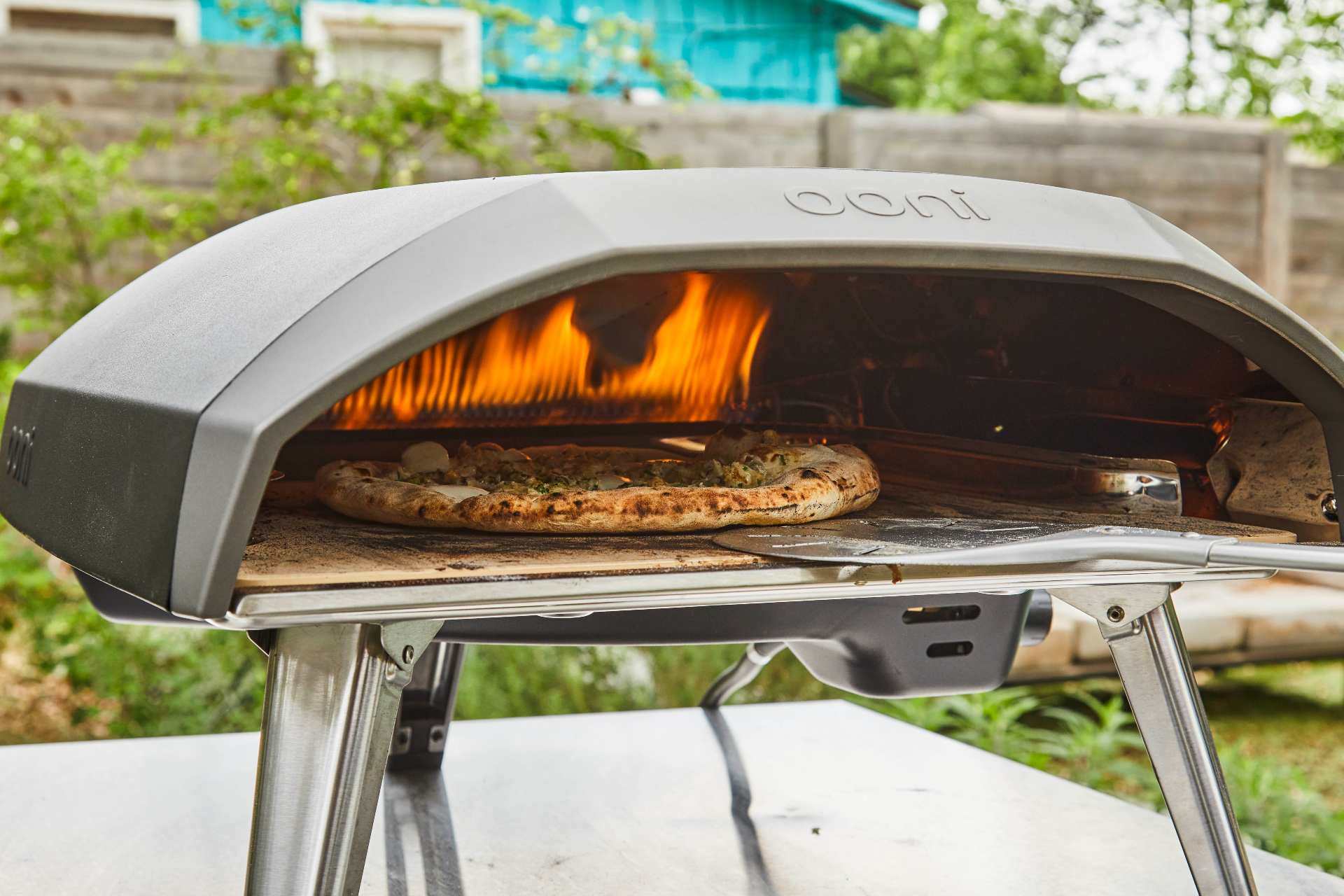 Pizza mit heißem Krabbendip