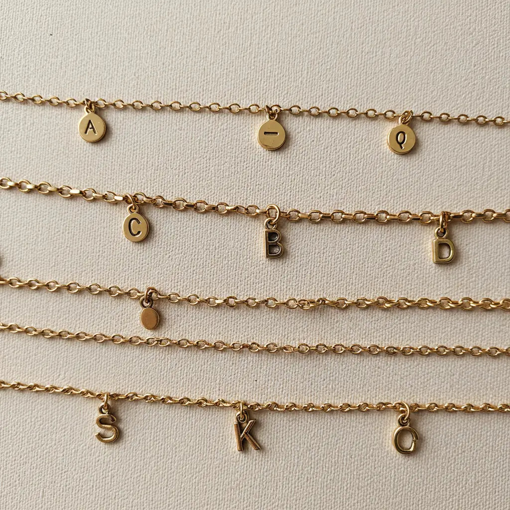 レディース アルファベットネックレス チェーン比較。ベネチアン/アズキ/喜平/ロープと小ぶりチャームの相性。"