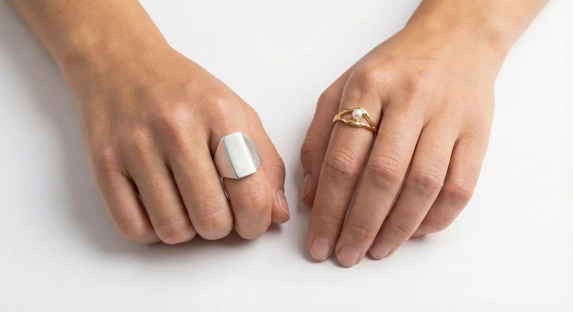 右手と左手の人差し指に着けられたリングの意味の違いを比較する画像