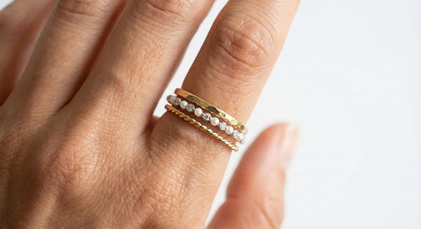 人差し指に華奢なリングを3本重ね着けしたトレンドスタイル
