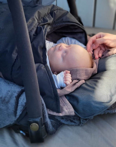 Baby sover i Sleepbag som et alternativ den en varm barnevogn om sommeren