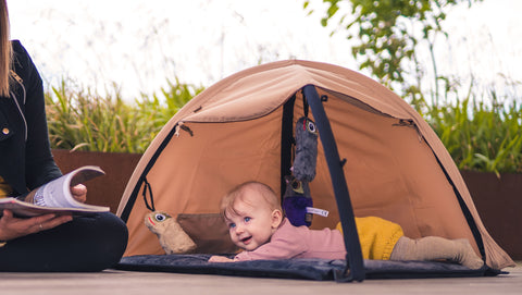 Baby, der ligger på maven og slapper af på Sleepbag aktivitetstæppe