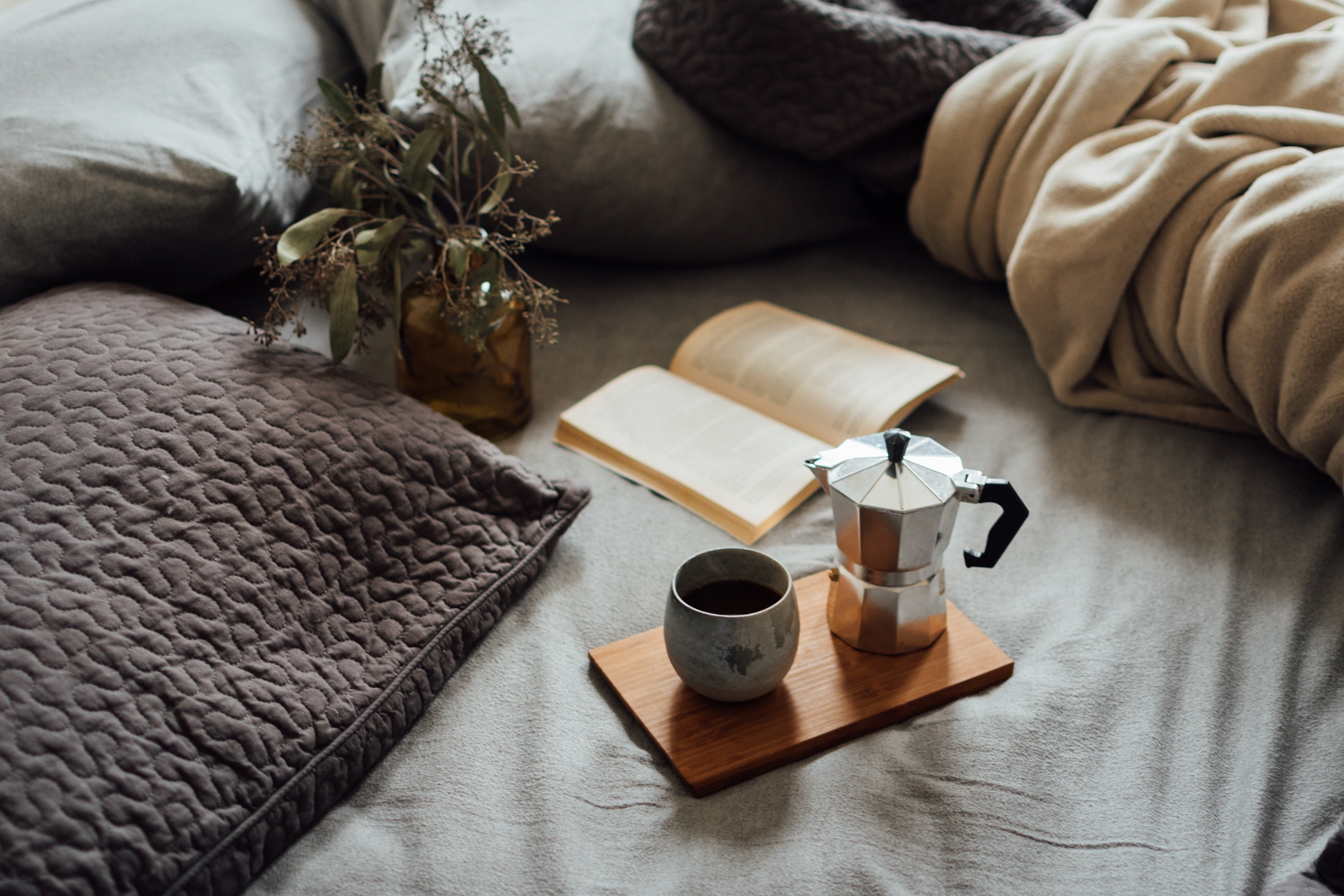 Escape into Your Cozy Reading Haven: Learn the Expert Tips and Tricks for Creating the Perfect Reading Nook in Your Home