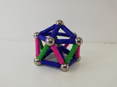 antiprisme à base pentagonal en bâtonnets magnétiques pour les passionnés de construction