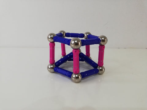 prisme pentagonal construit avec des magnets pour enfants