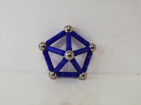pentagramme forme géométrique et magnétique construite avec des bâtons aimantés et des billes en acier