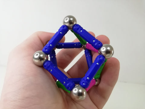 antiprisme carré construit avec des bâtons magnétiques dans une main