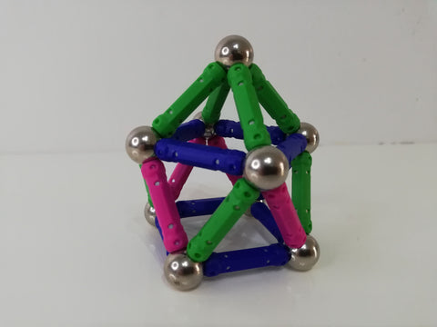 forme géométrique construite avec des bâtonnets magnétiques et des billes métalliques