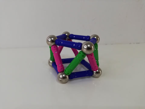 antiprisme de base carré avec des bâtonnets magnétiques et des billes métalliques