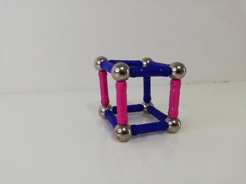cube magnétique construit avec des bâtons et des billes aimantés