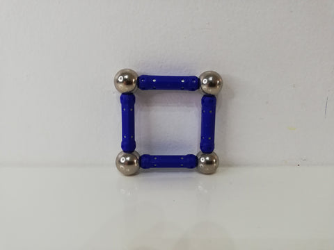 carré magnétique construit avec des bâtons magnétiques et des billes métalliques