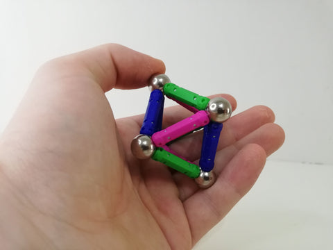 octaèdre construit avec des bâtonnets magnétiques dans une main