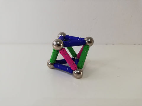 octaèdre construit avec des bâtonnets magnétiques