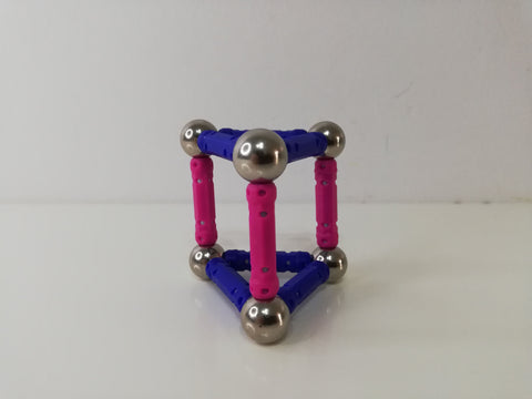 prisme triangulaire en bâtons magnétiques