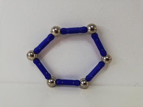 hexagone en bâtonnets magnétiques sur une table blanche