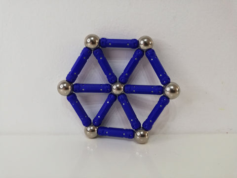 hexagone magnétique construit avec des bâtons aimantés et des billes en fer