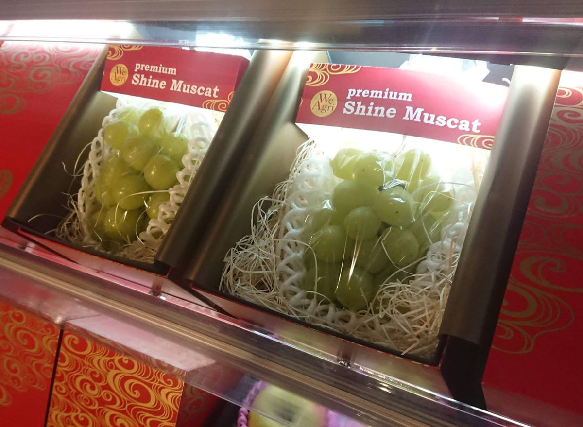 Shine Muscat in high-class store in Singapore during CNY 2018