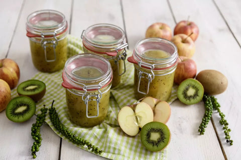 pots de confiture de kiwi