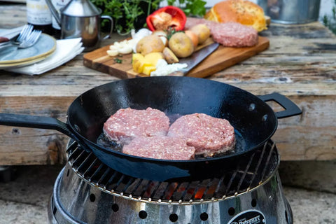 cuisson au barbecue des steaks à burger